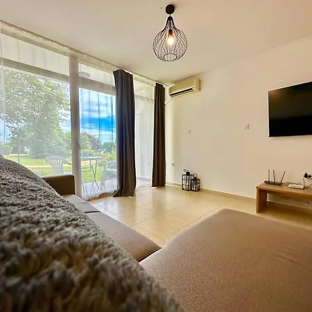 Modern One-bedroom In Diamant By Menada Apartamento